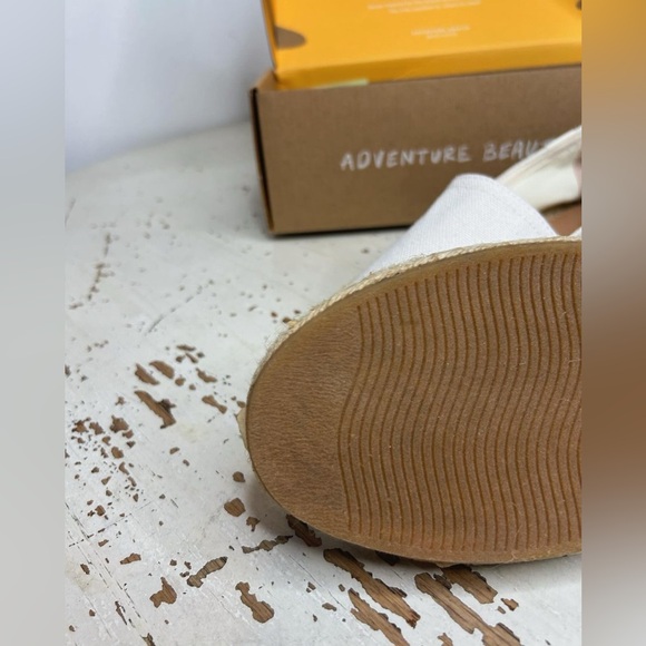 BRAND NEW - WHITE SOLUDOS - Picture 3 of 6